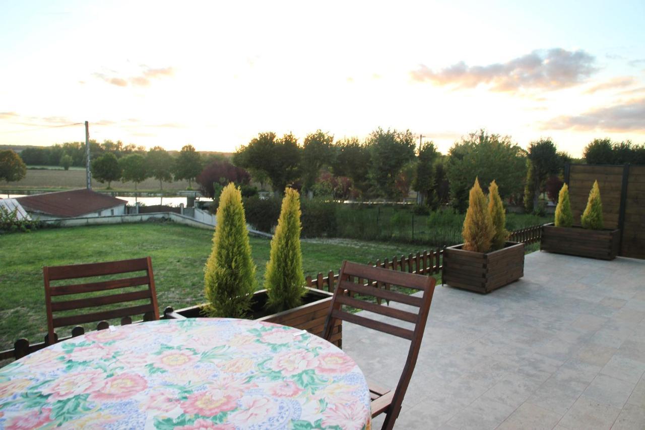 La Maison Et Son Jardin Sur Le Canal De Bourgogne Ravieres エクステリア 写真