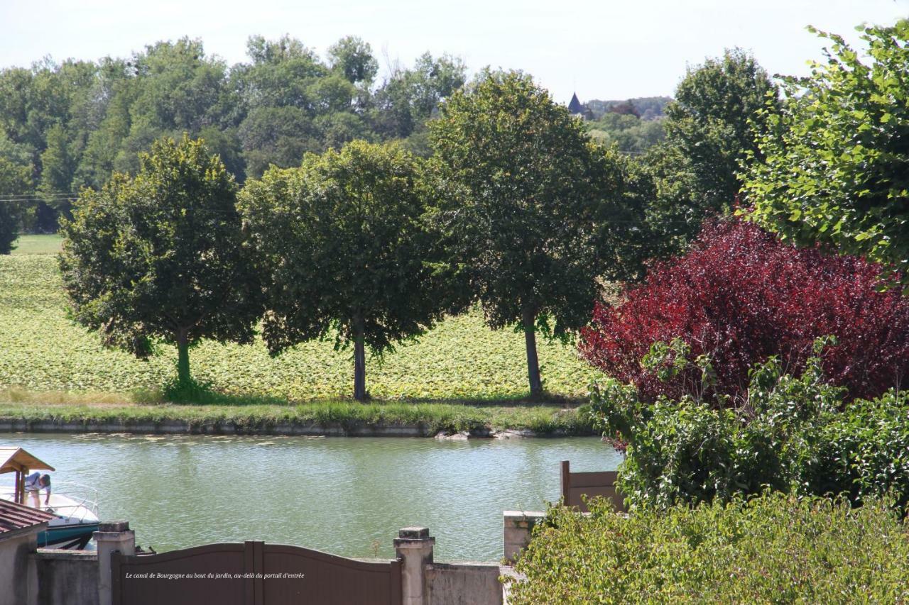 La Maison Et Son Jardin Sur Le Canal De Bourgogne Ravieres エクステリア 写真