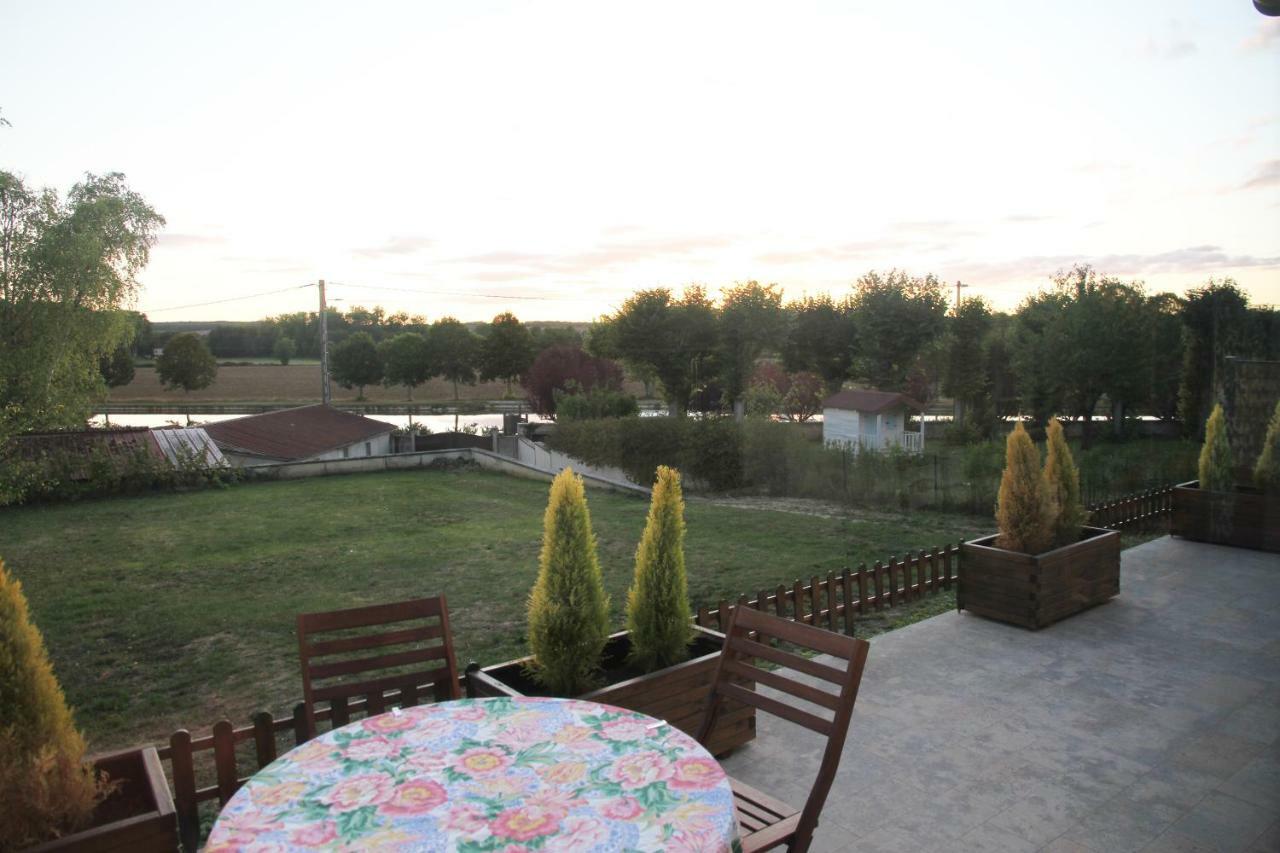 La Maison Et Son Jardin Sur Le Canal De Bourgogne Ravieres エクステリア 写真